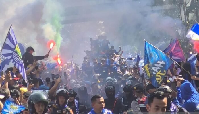 Ratusan Ribu Bobotoh Padati Kota Bandung, Rayakan Hattrick Gelar Persib di Super League