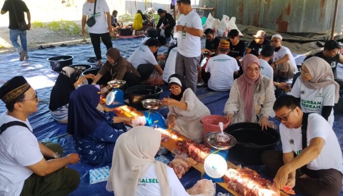 Uniska MAB Salurkan Sapi Kurban hingga ke Desa Jambu Burung