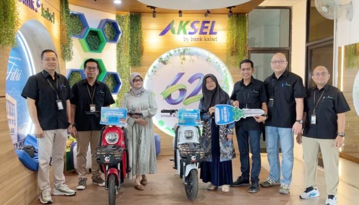 Undian Kredit Multiguna Berbuah Manis, Nasabah Bank Kalsel Cabang Utama Bawa Pulang Sepeda Listrik