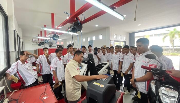 Kunjungan Industri ke Honda Trio Motor, Siswa SMK Kenali Teknologi EM1 e: dan Dunia Kerja Otomotif
