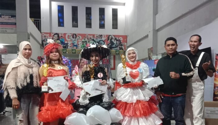 Gaya Unik dan Peduli Lingkungan, Honda Trio Motor Kotabaru Gelar Fashion Show Busana Daur Ulang