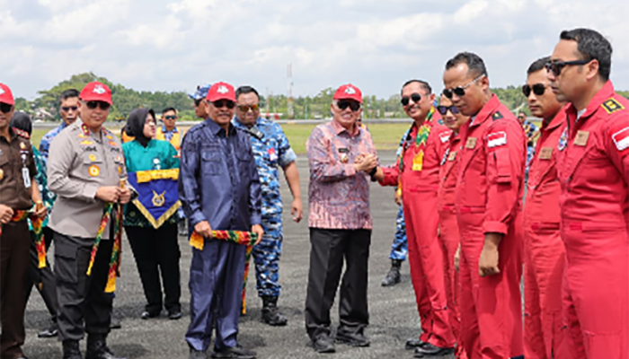 1 2 klm Kontrak Pemprov 4 Gubernur Muhidin Apresiasi Jupiter Aeroubatic Team