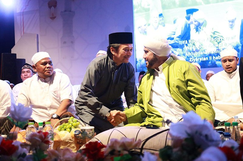 Wagub Kalsel Hasnuryadi, Berselawat Bersama Habib Syekh dan Ribuan Warga 1 1 35 klm Kontrak Pemprov 16 Wagub Kalsel Hasnuriyadi bersholawat bersama Habib Syekh dan warga