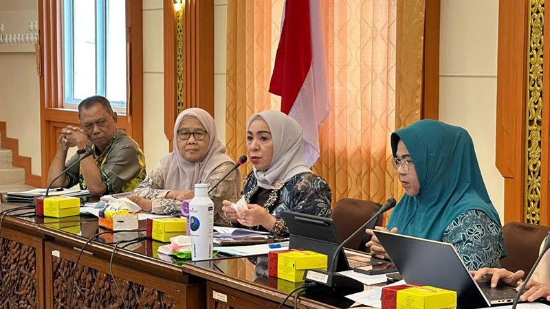 1 35 klm Kontrak Pemprov 23 Ketua TP PKK Hj Fathul Jannah Muhidin memimpin rapat bulanan