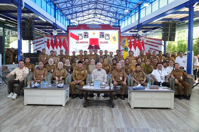 Peresmian Inpres Jalan Daerah 1 1 35 klm Kontrak Pemprov 24 Gubernur H muhidin didampingi Walikota dan Bupati peresmian Inpres