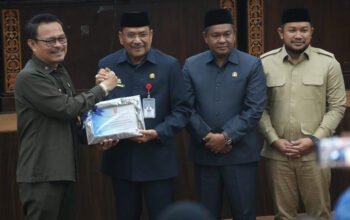 Gubernur H Muhidin Apresiasi Penetapan Perda Penyelenggara Penanaman Modal 4 1 4 klm Kontrak Pemprov 7 Gubernur H Muhidin apresiasi penetapan perda