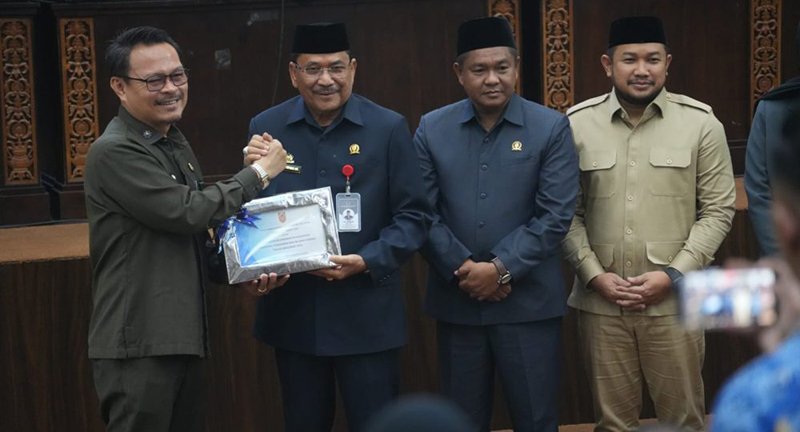 Gubernur H Muhidin Apresiasi Penetapan Perda Penyelenggara Penanaman Modal 1 1 4 klm Kontrak Pemprov 7 Gubernur H Muhidin apresiasi penetapan perda
