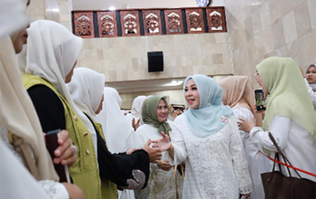 Berbaur Bersama Jemaah Majelis Taklim Ummul Mu’minin Sayyidah Khadijah 4 1 4 klm Kontrak Pemprov 7 Hj Fathul Jannah Muhidin berbaur dengan majelis taklim