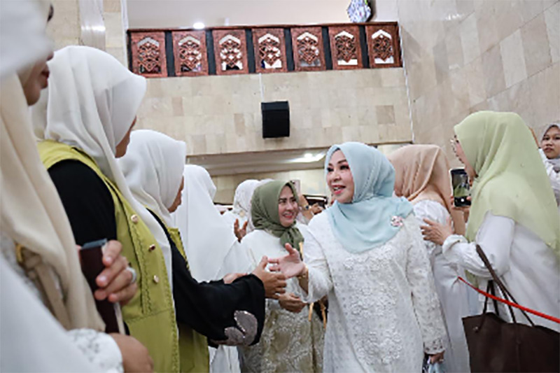 Berbaur Bersama Jemaah Majelis Taklim Ummul Mu’minin Sayyidah Khadijah 1 1 4 klm Kontrak Pemprov 7 Hj Fathul Jannah Muhidin berbaur dengan majelis taklim