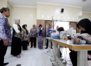 Ketua Dekranasda HSS Puji Kreasi Fesyen Pelajar SMK Berpotensi Besar