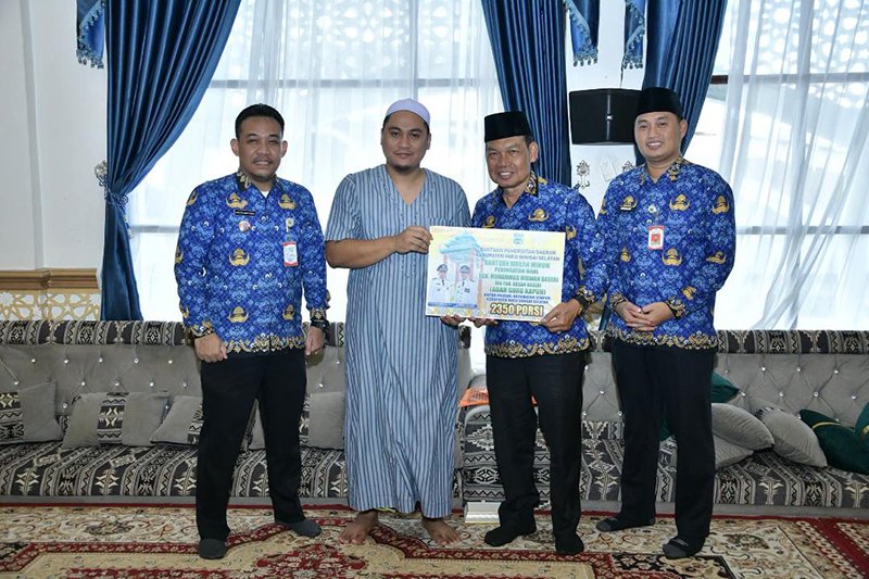 Wabup Serahkan Bantuan 2.350 Porsi Konsumsi 1 Hal 12 HSS 3 klm 12