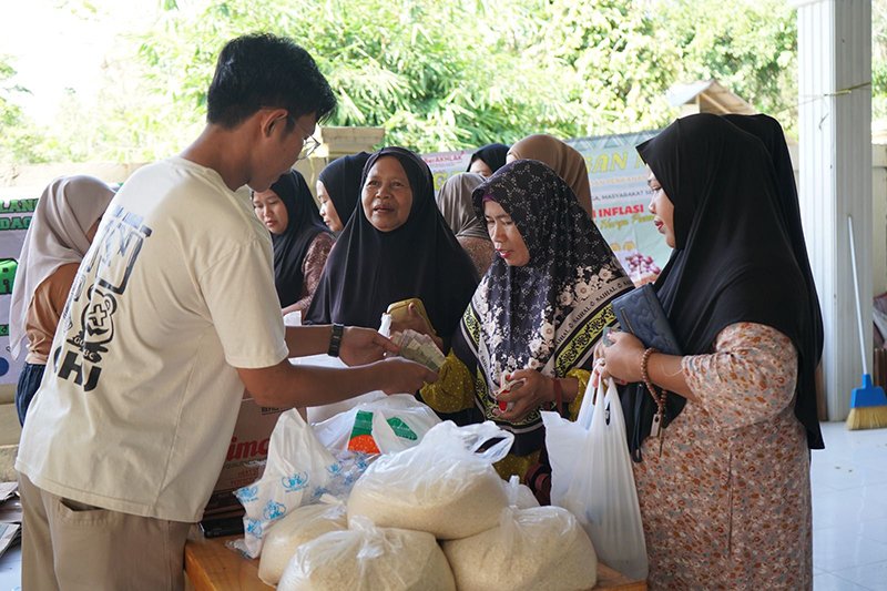 Warga Desa Mihu Terbantu Pasar Murah 1 Hal 2 Bal 3 klm 5