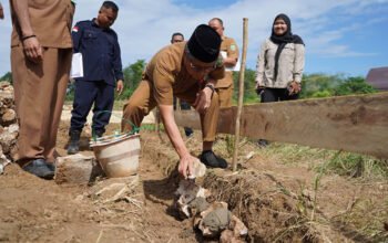 Asisten II Letakan Batu Pertama Pembangunan Langgar At-Taqwa Desa Mamigang 4 Hal 2 Bal 3 klm 8