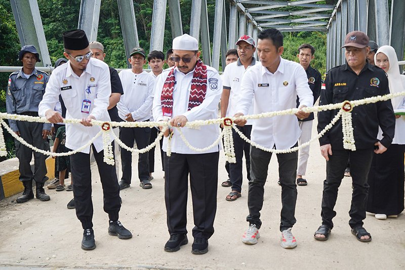 Hal 4 4 KLM Martapura Resmikan jembatan