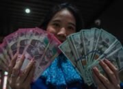 Rupiah Tembus Rp18.049 per Dolar AS