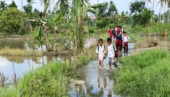 Demi Sekolah, Murid SDN Basirih 10 Rela Bertelanjang Kaki Terobos Jalan Terendam