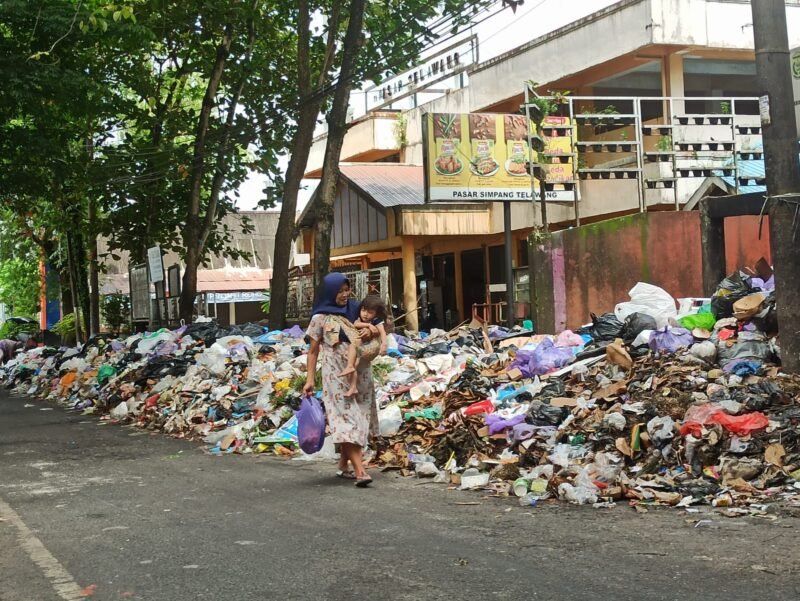 DLH Banjarmasin Klaim Pemilahan Sampah dari Sumber Berhasil Pangkas Buang ke TPA Banjarbakula 1 IMG 20260610 WA0046 e1781080496270