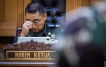 Dua Personel TNI Dipecat Usai Terbukti Rencanakan Penyiraman Air Keras Terhadap Aktivis KontraS Andrie Yunus.