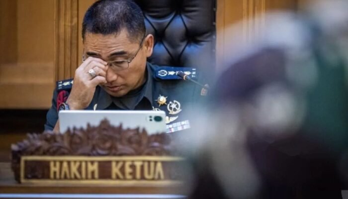 Dua Personel TNI Dipecat Usai Terbukti Rencanakan Penyiraman Air Keras Terhadap Aktivis KontraS Andrie Yunus.