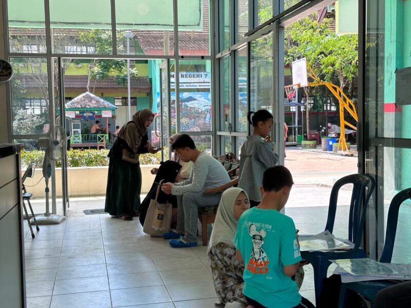 SMPN 7 Banjarmasin Terima 256 Siswa, Buktikan Pendaftaran Online Bukan Sekadar Tren 1 IMG 20260611 WA0042 e1781177859833