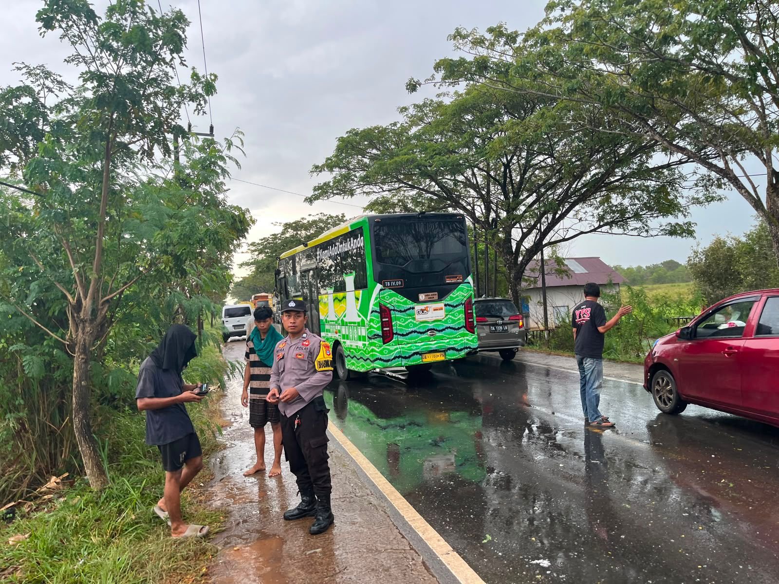 Bus Trans Banjarbakula Tabrak Belakang Truk Box di Gunung Raja, Satu Penumpang Terluka 1 IMG 20260611 WA0063