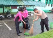 Kapolres HST Beserta Anggota Bhayangkari Bersihkan Lingkungan Mesjid