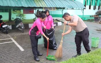 Kapolres HST Beserta Anggota Bhayangkari Bersihkan Lingkungan Mesjid 5 IMG 20260612 WA0039