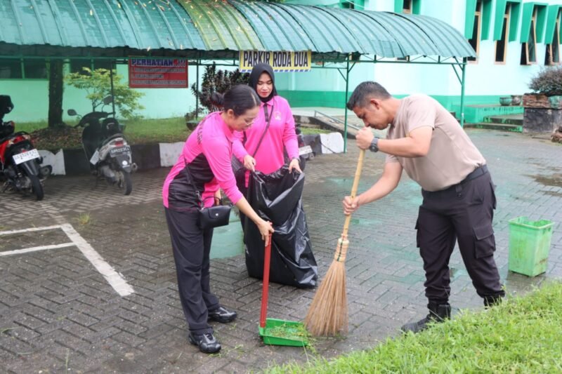 Kapolres HST Beserta Anggota Bhayangkari Bersihkan Lingkungan Mesjid 1 IMG 20260612 WA0039 e1781244348681