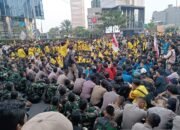 Sempat Bersitegang, Massa Aksi Mahasiswa dan Aparat Duduk Bersama Saat Berorasi