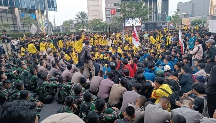 Sempat Bersitegang, Massa Aksi Mahasiswa dan Aparat Duduk Bersama Saat Berorasi