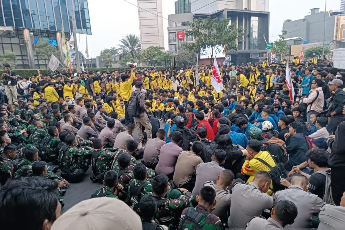 Sempat Bersitegang, Massa Aksi Mahasiswa dan Aparat Duduk Bersama Saat Berorasi 1 IMG 20260612 WA0064 1