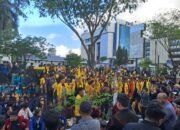 Mahasiswa Berikan Kartu Kuning