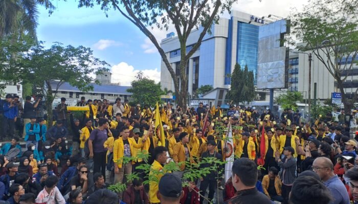 Mahasiswa Berikan Kartu Kuning