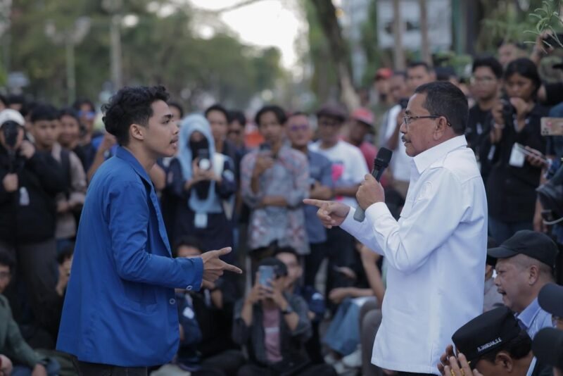 Kecewa Anggota DPR RI Tak Hadir, BEM Kalsel Sampaikan Empat Tuntutan di DPRD 1 IMG 20260615 WA0043 e1781525328999