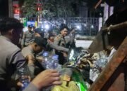 Usai Kawal Aksi Mahasiswa, Polisi Bersihkan Sampah di Depan DPRD Kalsel