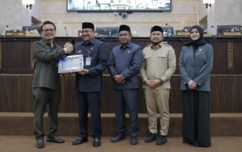 DPRD Kalsel Paripurnakan Pengambilan Keputusan Raperda Penanaman Modal dan Penyampaian Raperda Pertanggungjawaban APBD 2025 4 IMG 20260617 WA0020