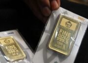 Harga Emas Antam Turun Rp30.000