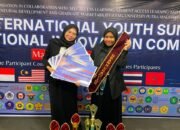 Mahasiswa Farmasi ULM Renanda dan Naisya Raih Grand Champion di Kuala Lumpur