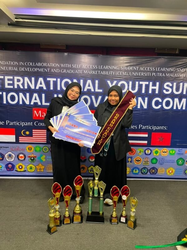 Mahasiswa Farmasi ULM Renanda dan Naisya Raih Grand Champion di Kuala Lumpur 1 IMG 20260618 WA0043 e1781770153757