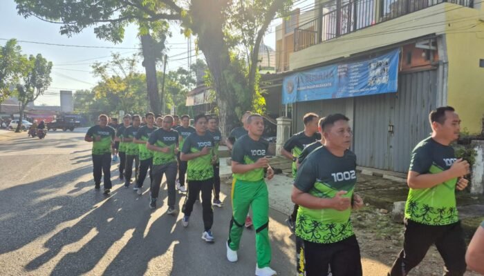 Semangat Jaga Kebugaran, Prajurit Kodim 1002/HST Laksanakan Lari Jalanan