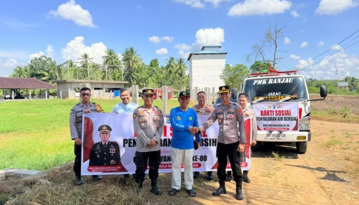 Bakti Hari Bhayangkara, Polres HSS Bantu Air Bersih untuk Haul Guru Kapuh