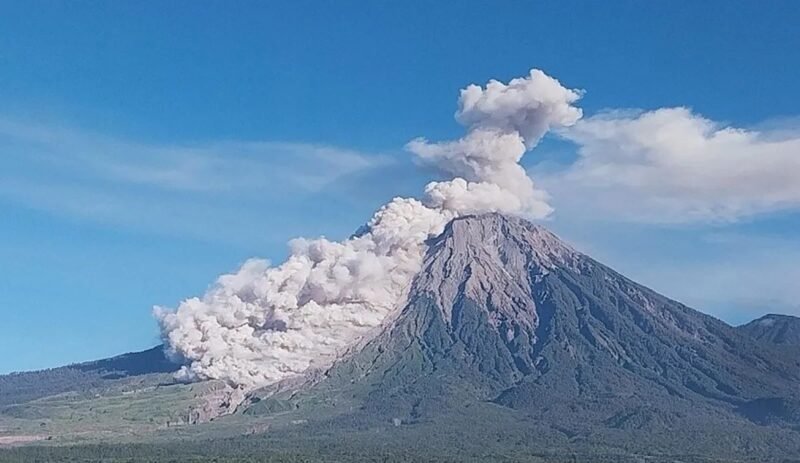 Gunung Semeru Erupsi, Awan Panas Guguran Meluncur Sejauh 4,5 Km 1 IMG 20260619 WA0024 1 e1781852507227