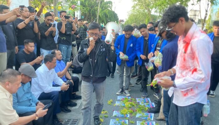 BEM se-Kalsel Tabur Bunga, Sebut 11 Anggota DPR RI Dapil Kalsel ‘Mati’ di Tengah Aspirasi Rakyat