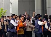 Roy Suryo dan Tifa Tiba di Kejari Jakarta Selatan Kenakan Baju Oranye