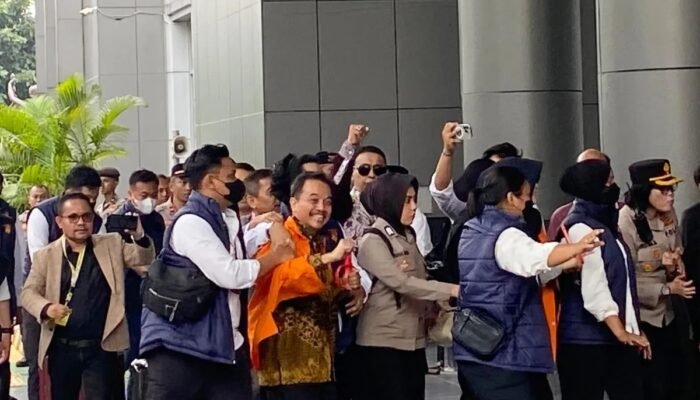 Roy Suryo dan Tifa Tiba di Kejari Jakarta Selatan Kenakan Baju Oranye