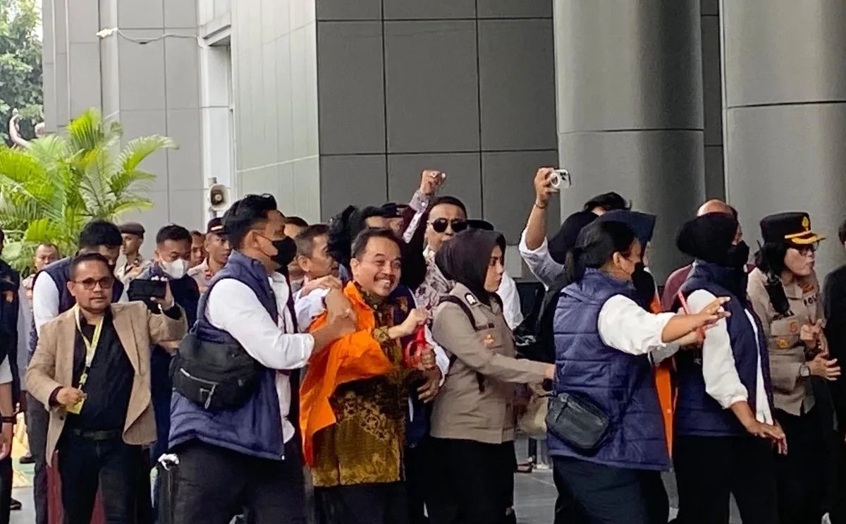 Roy Suryo dan Tifa Tiba di Kejari Jakarta Selatan Kenakan Baju Oranye 1 IMG 20260622 WA0025