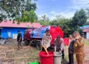 Polres Tapin Salurkan 5.000 Liter Air Bersih Untuk Warga Tambarangan