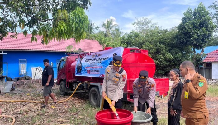 Polres Tapin Salurkan 5.000 Liter Air Bersih Untuk Warga Tambarangan
