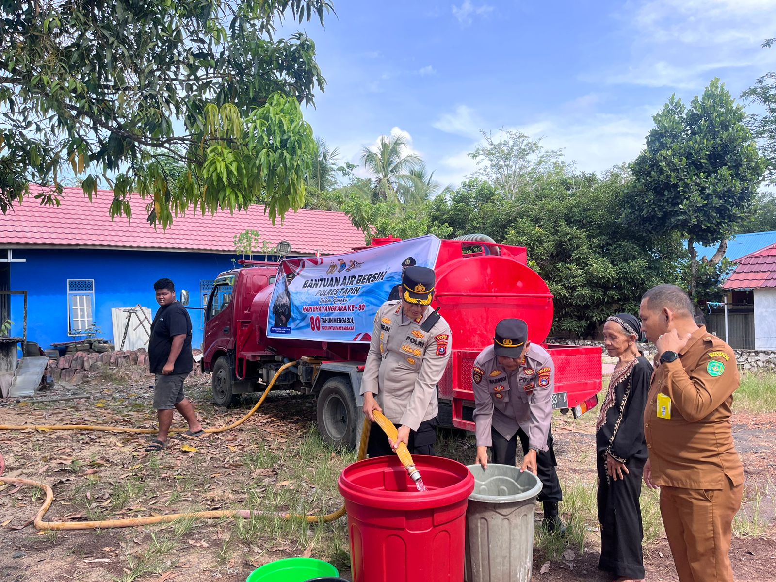 Polres Tapin Salurkan 5.000 Liter Air Bersih Untuk Warga Tambarangan 1 IMG 20260623 WA0043