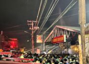 Kebakaran Hanguskan Tiga Toko di Sungai Andai